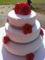 Witte bruidstaart met rode rozen